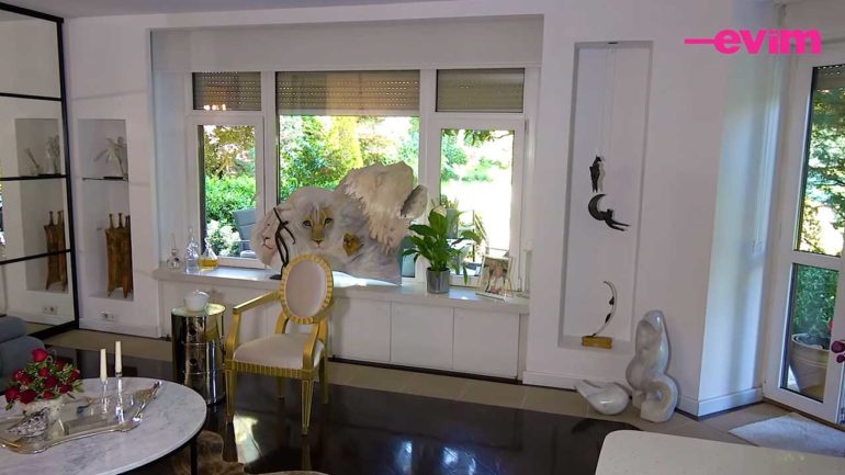 ORTAKÖY'DE BİR RESSAM'IN EVİNDEYİZ