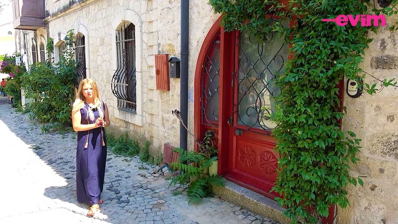 Alaçatı&#8217;da kırmızı bir Rum evindeyiz