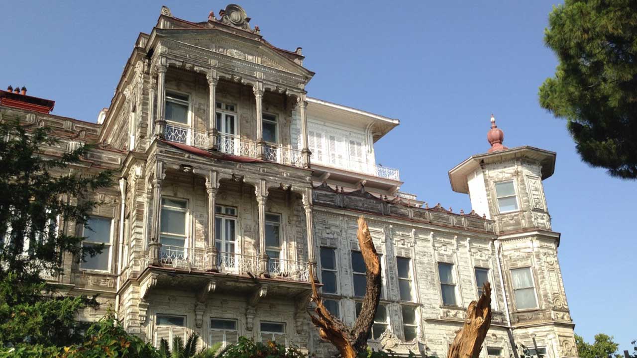 Kadıköy&#8217;deki &#8220;Perili Köşk&#8221; satılıyor