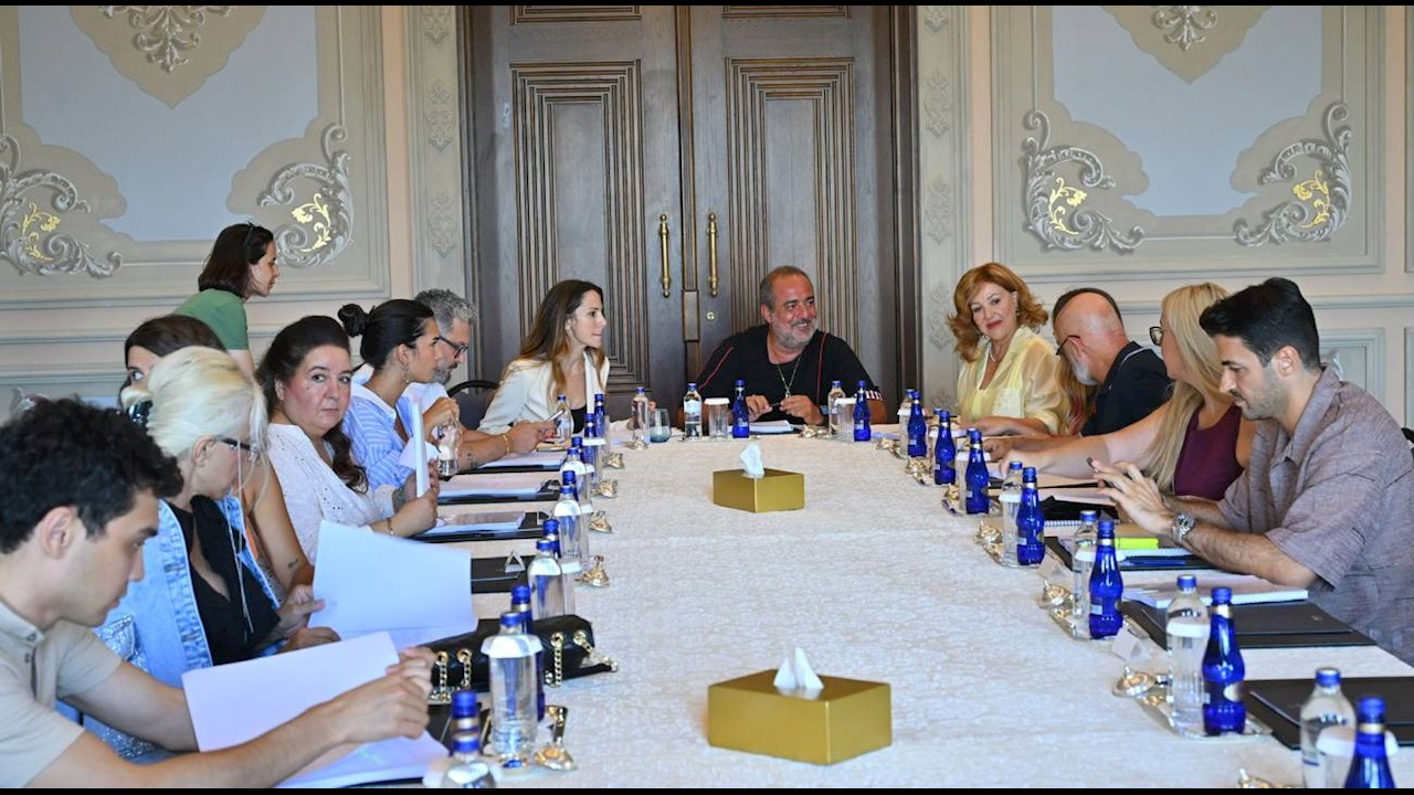 Eda Ece, Sumru Yavrucuk ve İbrahim Selim’den yeni dikey dizi: “Yeni Nesil Aile”